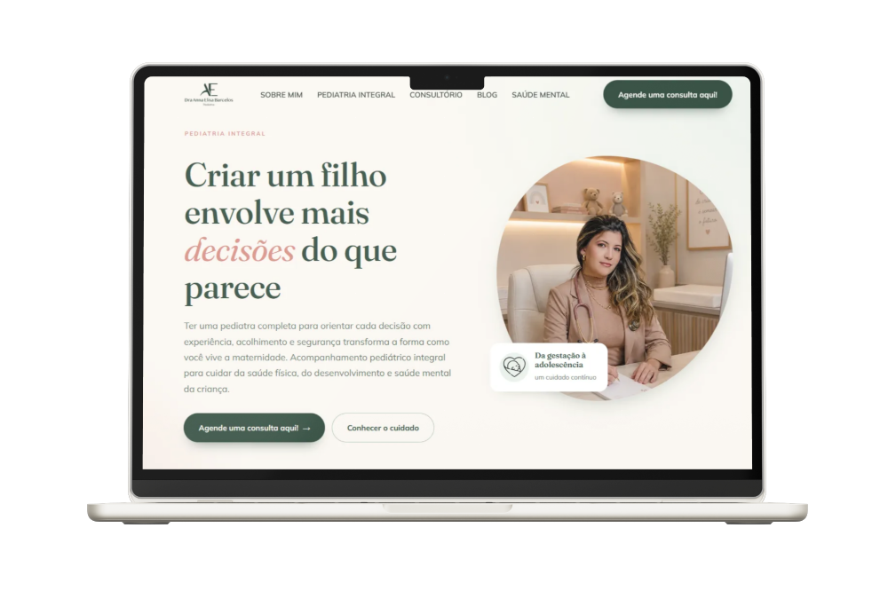 Landing page de pediatria apresentada em um MacBook
